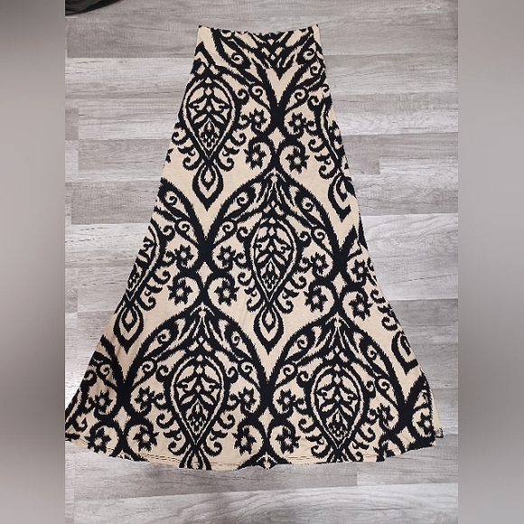 Fashionomics Dresses & Skirts - 3/$15 🌟 - FASHIONOMICS Women's Tan/Black Patterned Stretchy Maxi Skirt, Size S